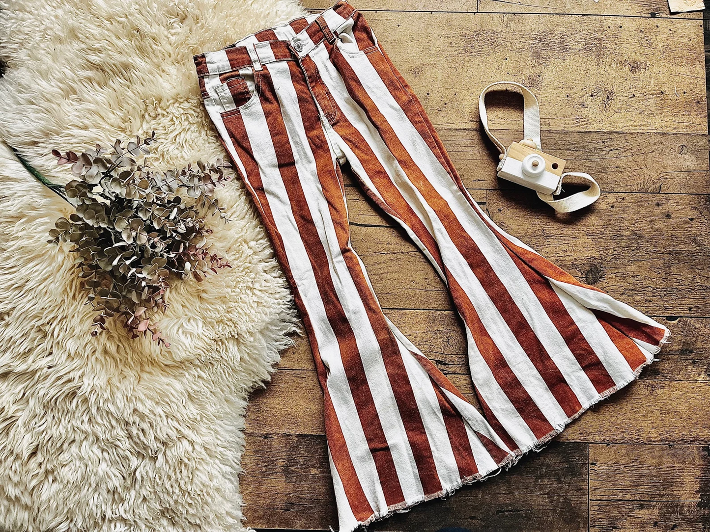 Girls bell bottom jeans        E5-24