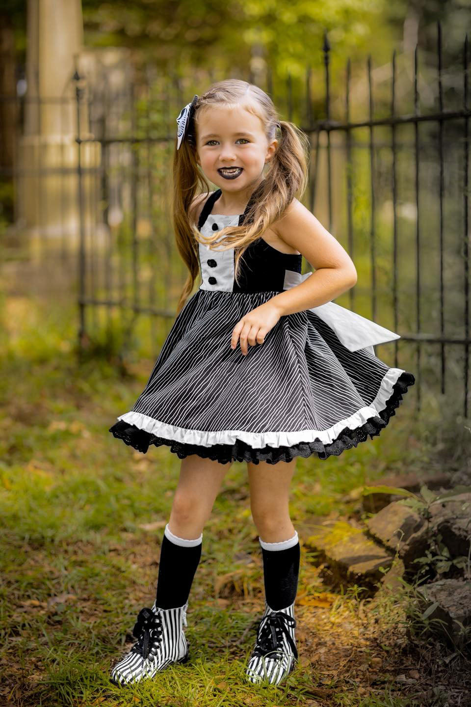 (Custom Design Preorder MOQ 5 ) Black Stripes Print Girls Halloween Knee Length Dress