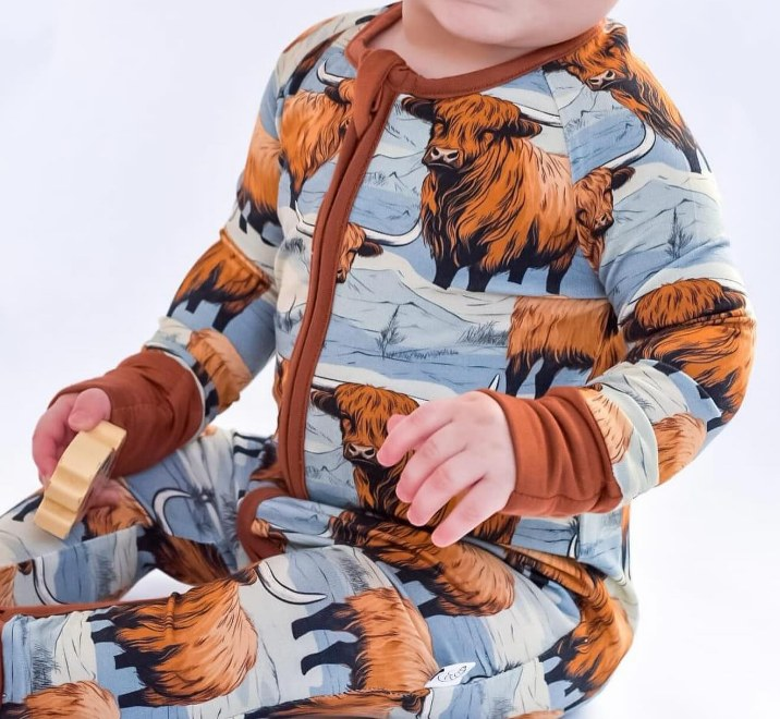 (Pre-order)LR2053 Highland Cow Print Baby Boys Fall Sleeper Zipper Romper