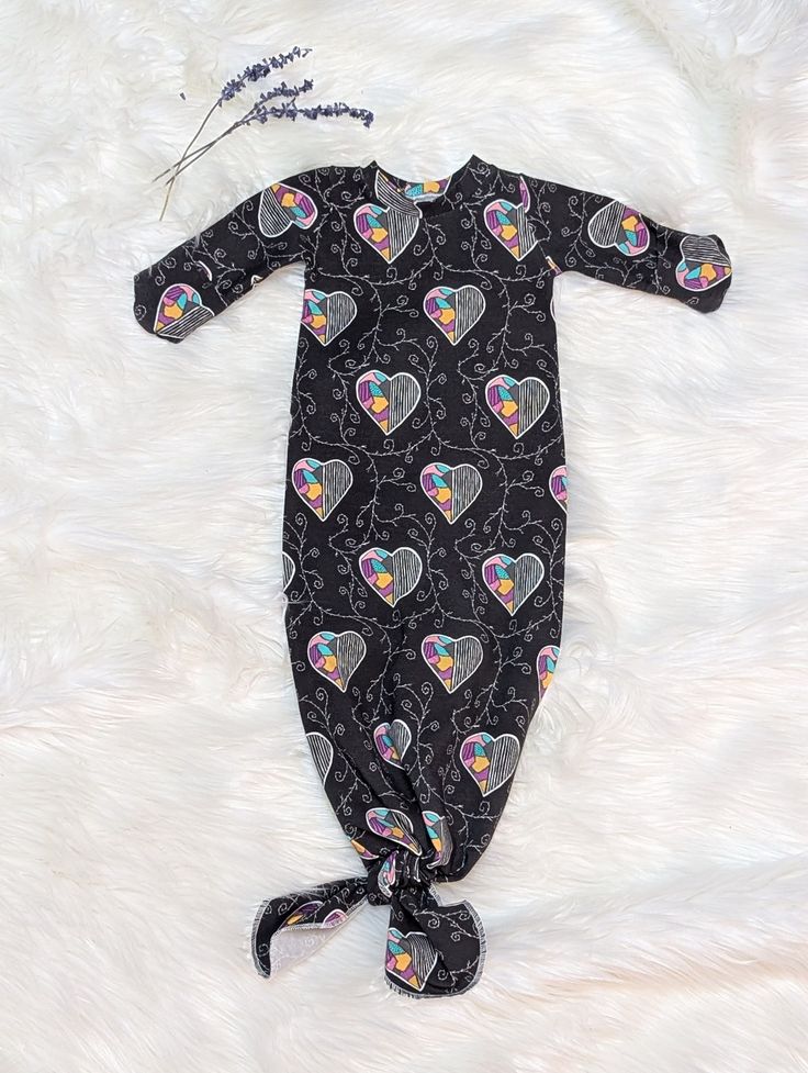 (Custom Design Preorder MOQ 5) Heart Black Print Baby Girls Newborn Gowns