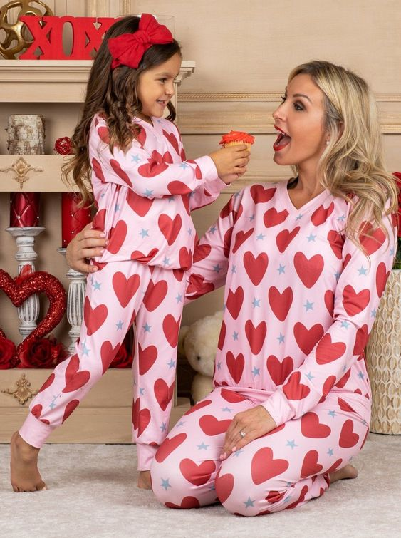 (Custom Design MOQ 5) Adult Red Heart Print Pink Woman Valentine's Pajamas Clothes Set